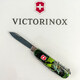 Складаний ніж Victorinox HUNTSMAN ZODIAC Зелений дерев'яний дракон 1.3713.3.Z3240p - картинка, зображення, фото ножа