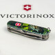 Складаний ніж Victorinox HUNTSMAN ZODIAC Зелений дерев'яний дракон 1.3713.3.Z3240p - картинка, зображення, фото ножа