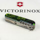 Складной нож Victorinox HUNTSMAN ZODIAC Зеленый деревянный дракон 1.3713.3.Z3240p фото