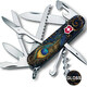 Складаний ніж Victorinox HUNTSMAN DESIGN Дивовижне перо 1.3713.3.R2120pk - картинка, зображення, фото ножа