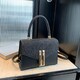 Жіноче кросбоді із золотистою фурнітурою Lilly P2-1701A картинка, зображення, фото