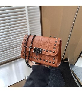 Сумка із заклепками на ланцюжку Lilly P2-87102A