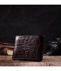Фактурний чоловічий гаманець з натуральної шкіри з тисненням під крокодила з цікавою застібкою BOND 21990 Коричневий картинка, з