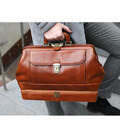 Італійський шкіряний саквояж - The Master and Margarita - Коньяк 5208901 Time Resistance фото, картинка, изображение