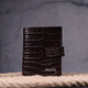 Компактный мужской кошелек из натуральной кожи с тиснением под крокодила KARYA 21386 Коричневый фото