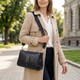 Женская сумка с металлическим украшением посередине из натуральной кожи Vintage 22607 Черная фото