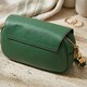 Кожаная женская сумка в красивом цвете и с фигурным клапаном Vintage 22430 Зеленая фото