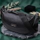 Кожаная женская сумка через плечо с необычным бегунком брелком Vintage 22615 Черная фото