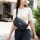 Кожаная женская сумка через плечо с необычным бегунком брелком Vintage 22615 Черная фото