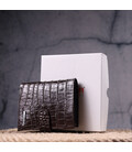 Компактний чоловічий гаманець із натуральної шкіри з тисненням під крокодила KARYA 21386 Коричневий картинка, зображення, фото