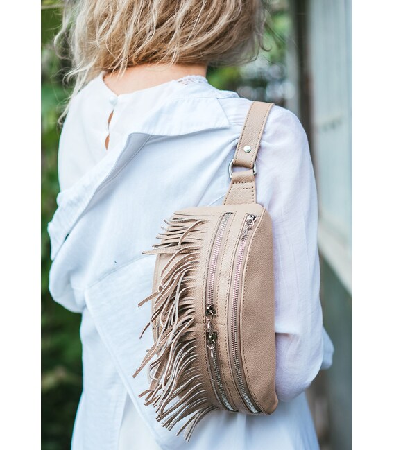 Кожаная женская сумка на пояс Spirit светло-бежевая фото, картинка, изображение