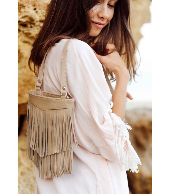 Кожаная женская сумка с бахромой мини-кроссбоди Fleco светло-бежевая фото, картинка, изображение