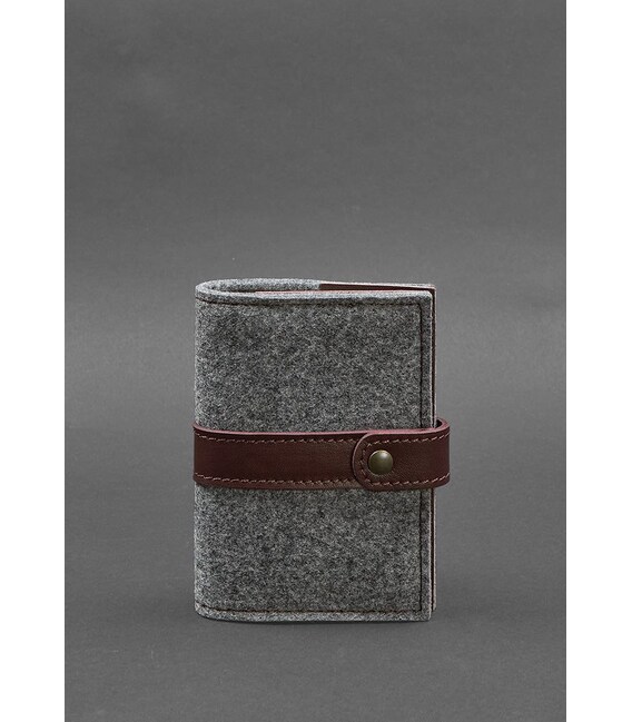 Фетровая обложка для паспорта 1.1 с кожаными бордовыми вставками фото, картинка, изображение