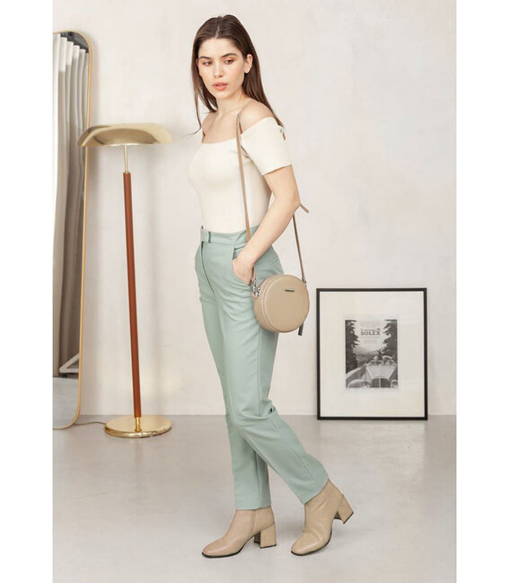 Круглая женская кожаная сумочка Tablet светло-бежевая фото, картинка, изображение