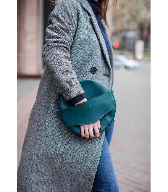Кожаная женская круглая сумка-рюкзак Maxi зеленая фото, картинка, изображение
