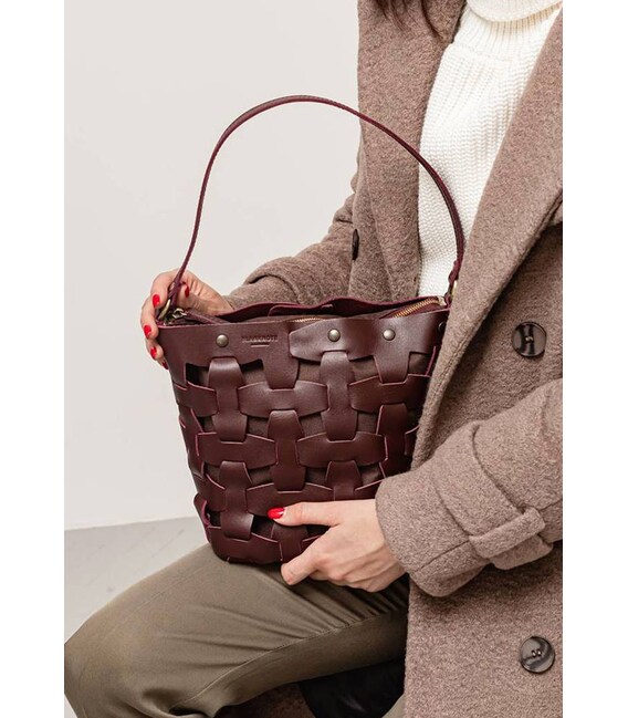 Кожаная плетеная женская сумка Пазл M бордовая Krast фото, картинка, изображение