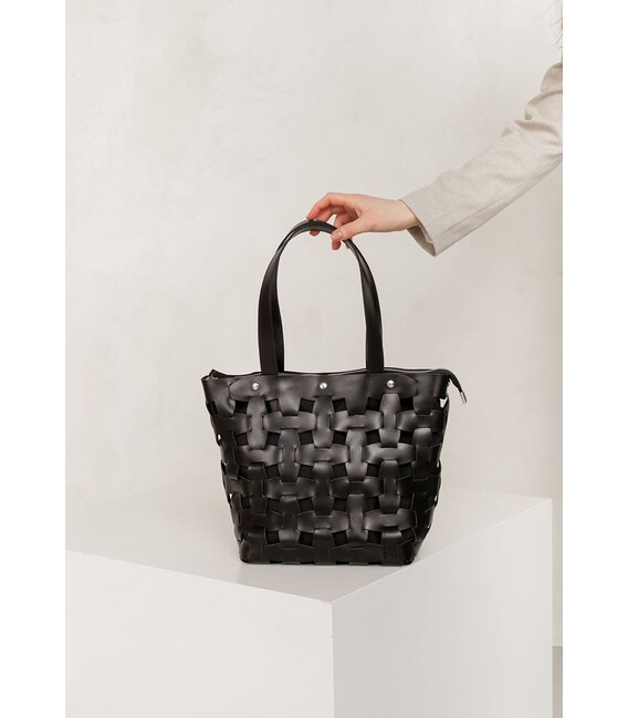 Кожаная плетеная женская сумка Пазл L угольно-черная фото, картинка, изображение