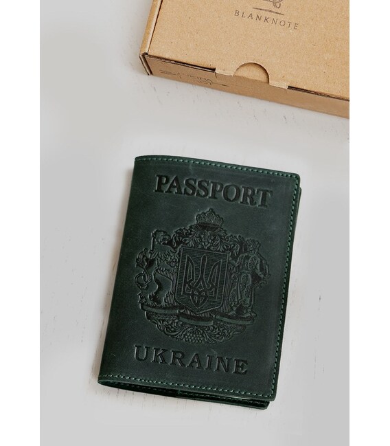 Кожаная обложка для паспорта с украинским гербом зеленая фото, картинка, изображение