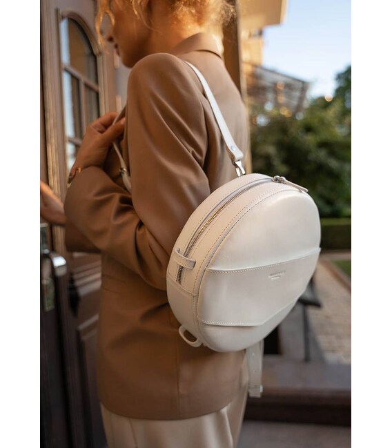 Кожаная женская круглая сумка-рюкзак Maxi белая фото, картинка, изображение