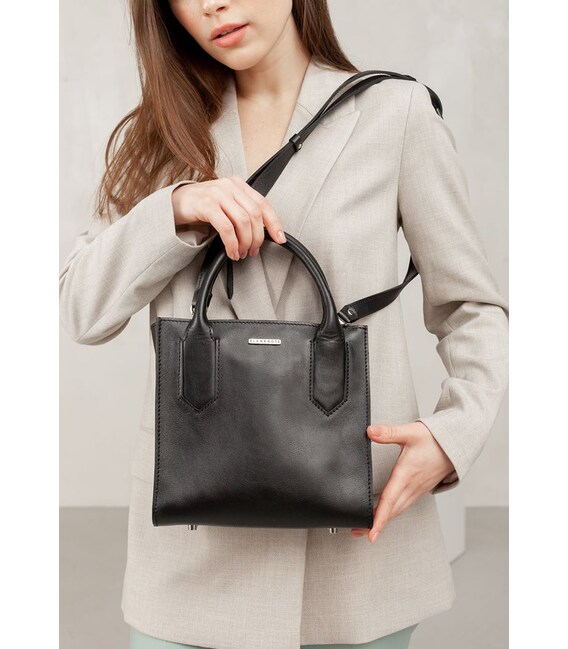 Шкіряна жіноча сумка-кроссбоді чорна картинка, зображення, фото