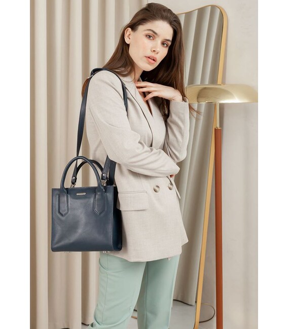 Кожаная женская сумка-кроссбоди темно-синяя фото, картинка, изображение