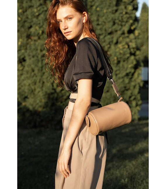 Кожаная сумка поясная-кроссбоди Cylinder карамель краст фото, картинка, изображение