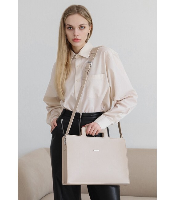 Женская кожаная сумка для ноутбука и документов светло-бежевая фото, картинка, изображение