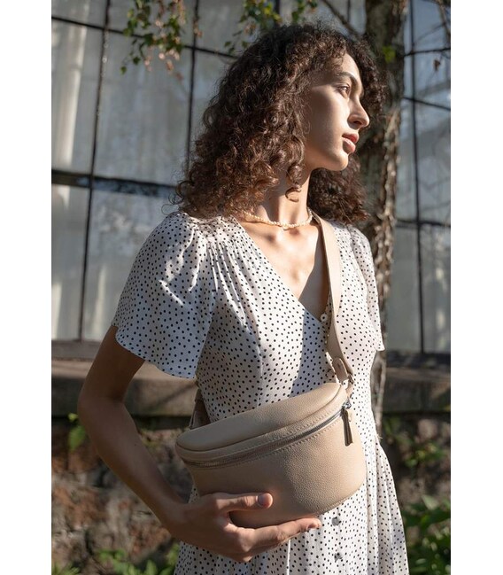 Кожаная поясная сумка Explorer S бежевая зернистая фото, картинка, изображение