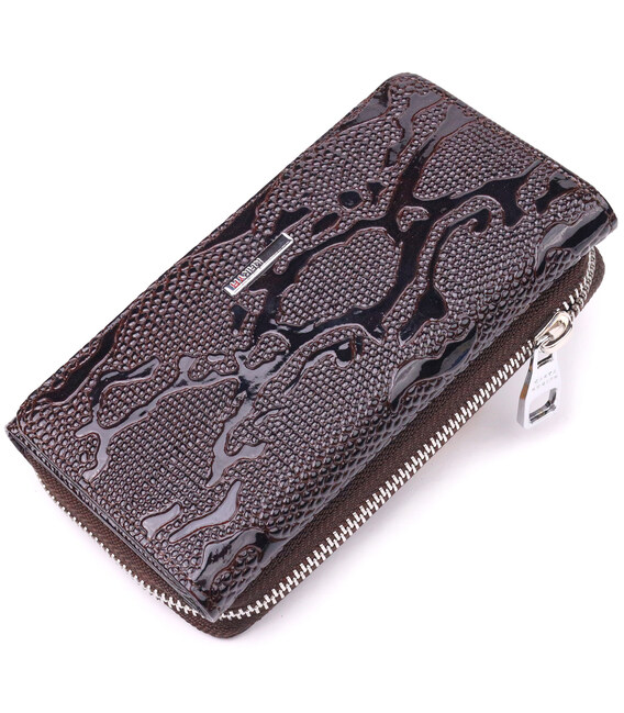 Вместительное женское портмоне из лакированной фактурной кожи KARYA 21429 Коричневый фото, картинка, изображение